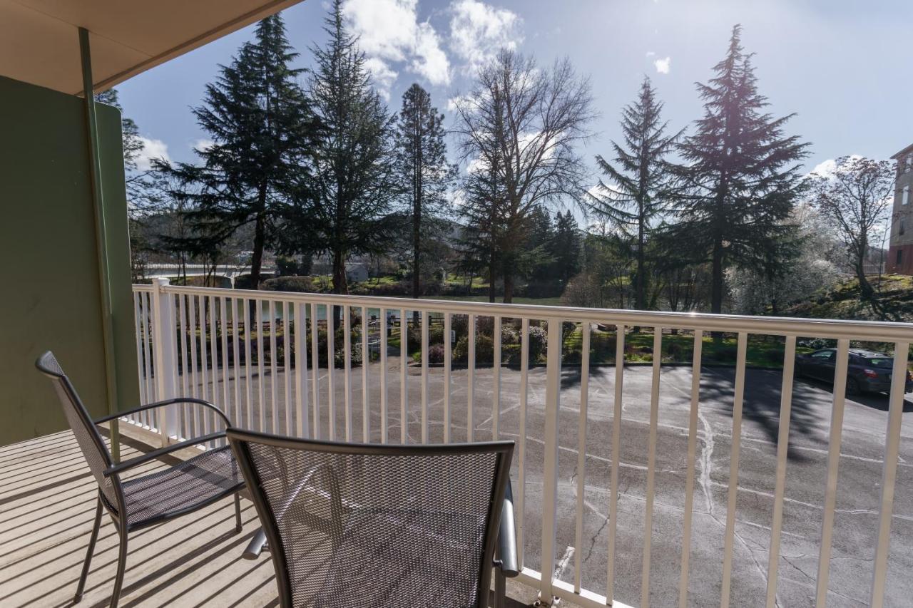 Riverfront Inn Roseburg Buitenkant foto