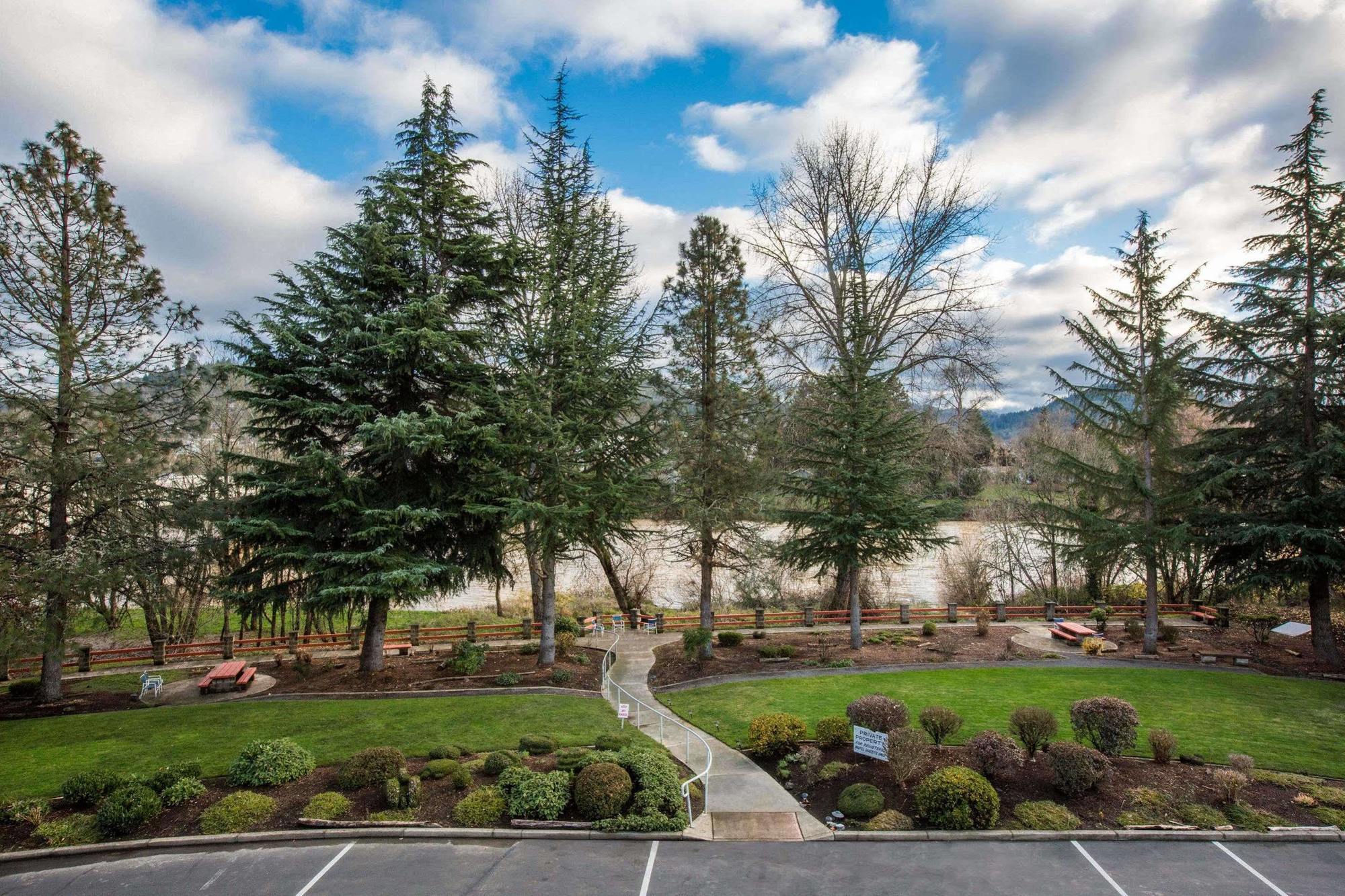 Riverfront Inn Roseburg Buitenkant foto