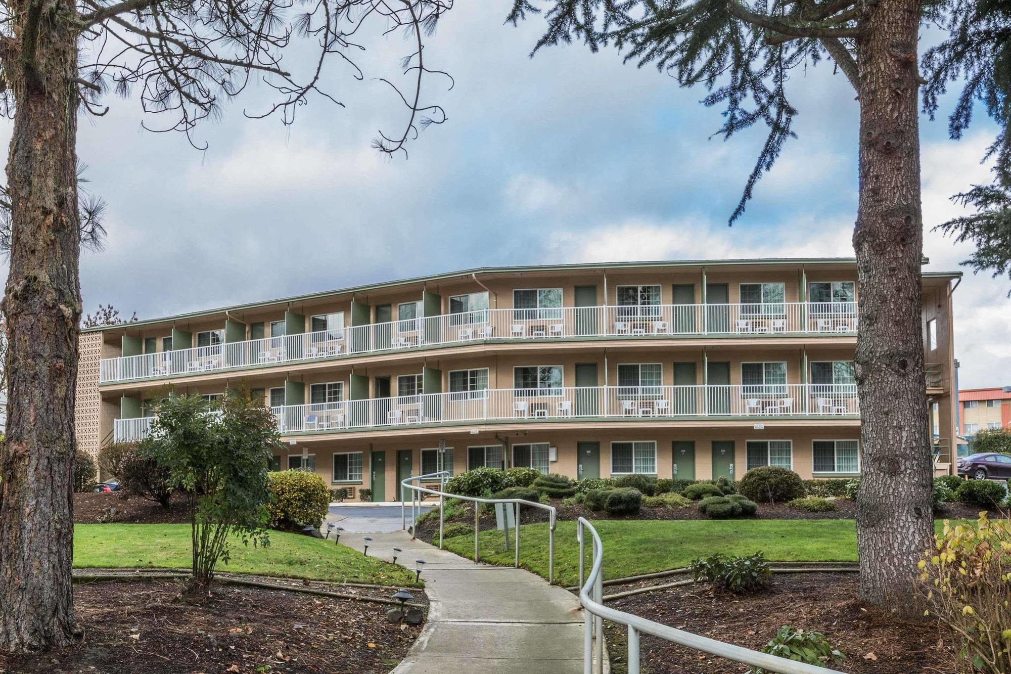 Riverfront Inn Roseburg Buitenkant foto
