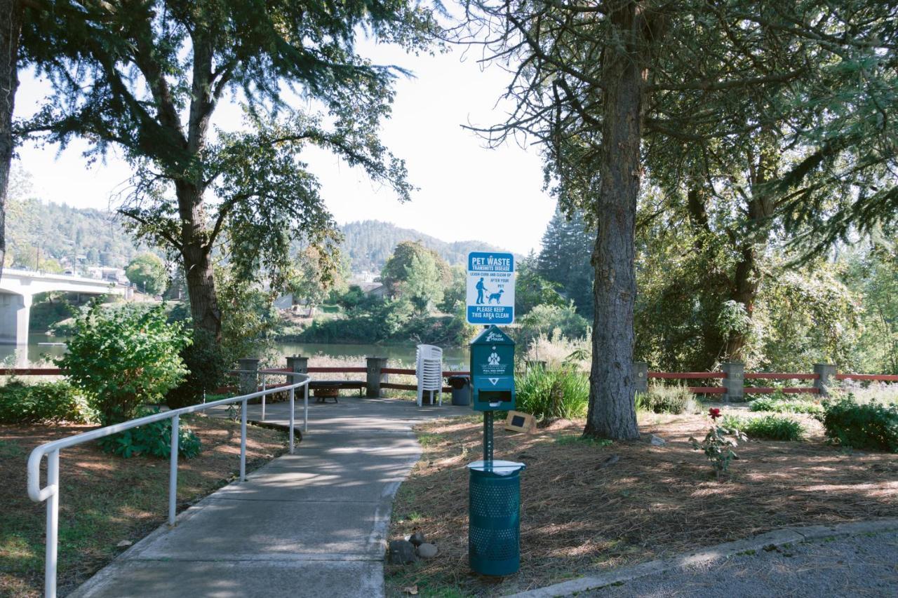 Riverfront Inn Roseburg Buitenkant foto